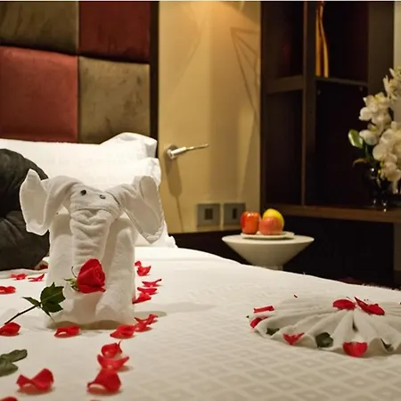 Ξενοδοχείο με διαμερίσματα Red House Vip Apartmant Suites 3*