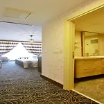 Red House Vip Apartmant Suites 3*